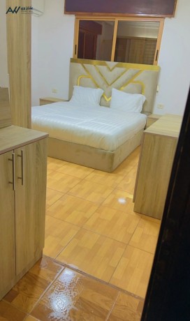 shkh-mmyzh-mkyfh-mfroshh-balkaml-fy-arbd-llaaaylat-big-2