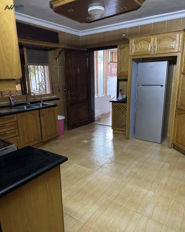 shkh-mmyzh-mkyfh-mfroshh-balkaml-fy-arbd-llaaaylat-big-3