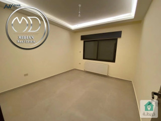 🏡 شقة شبه أرضية جديدة للبيع على طريق المطار، مساحة 150 متر مربع مع ترس وحديقة 120 متر مربع، بتشطيبات وديكورات فاخرة.