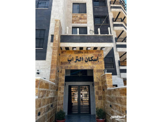 شقة استثمارية مؤجرة ب 4200 دينار سنوي للبيع بسعر مغري مع مطبخ وديكورات خشبية مميزة