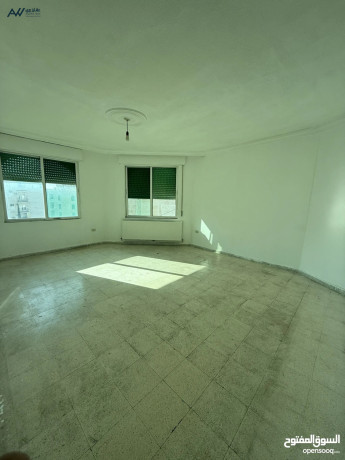 shkh-llaygar-mn-almalk-mbashrh-bsharaa-ahd-big-2