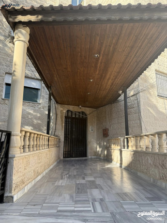 shkh-llaygar-mn-almalk-mbashrh-bsharaa-ahd-big-0