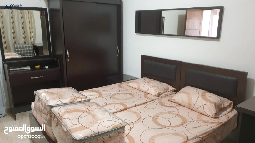 shkh-mfroshh-krybh-mn-alkhdmat-omn-almalk-mbashrh-bnay-aaaylat-oathath-gmyl-big-2