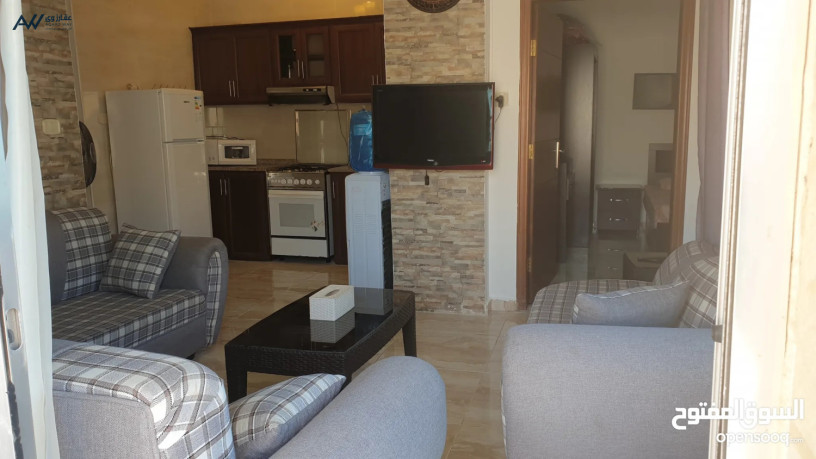 shkh-mfroshh-krybh-mn-alkhdmat-omn-almalk-mbashrh-bnay-aaaylat-oathath-gmyl-big-0