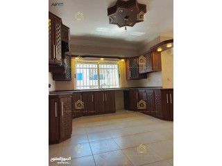 شقة مميزة - الجبيهة - 3نوم1ماستر - 220م - بلكونتين بإطلالــــه مميزة - قرب الخدمات العامة