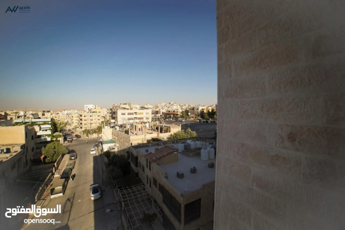 shk-llaygar-llaarsan-ao-aaaylh-mn-4-afradalshkh-2-nom-maa-mastr-1-dyof-2-hmam-osalh-ntham-amryky-big-1