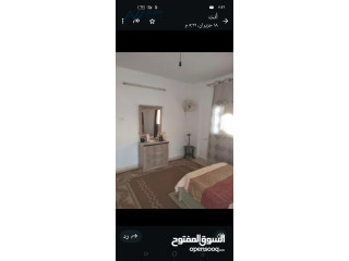 شقة للايجار بجانب باصات الحصن مجمع الشيخ خليل/ اربد مساحة 115 متر مكونة من ثلاث نوم و صالة و حمامين.