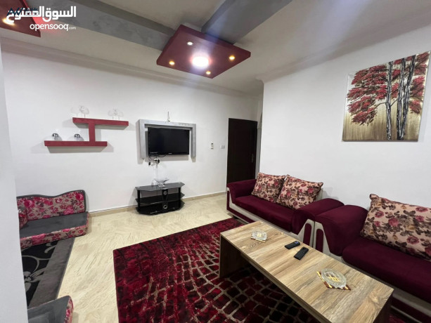 shkh-mfroshh-balkaml-kbyrh-osghyrh-oastdyo-llaygar-dahy-alrshyd-mrkz-alhsyn-llsrtan-algamaah-alardnyh-big-1